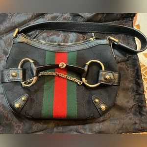 Beautiful Brand New Gucci Purse.  Color:  Black, Red and Green. Top zipper.